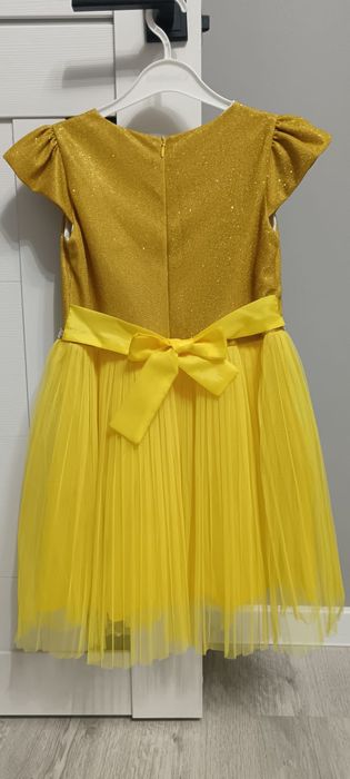 Продам красивое праздничное платье на девочку