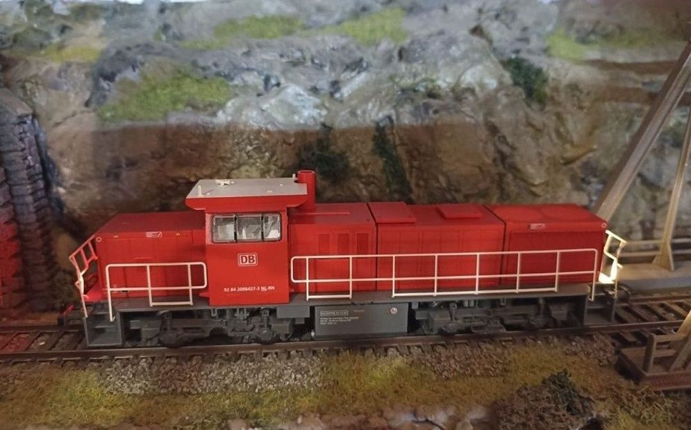 piko BR92 locomotiva digitala cu sunet

Lumini frontale alb/roșu
Tracț