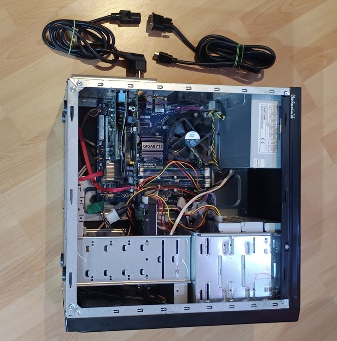 Vând unitate PC. Perfectă stare.