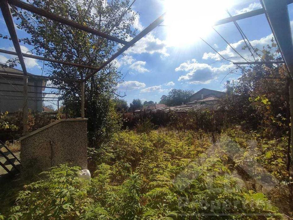 Двуетажна къща в близост до центъра на Генерал Тошево