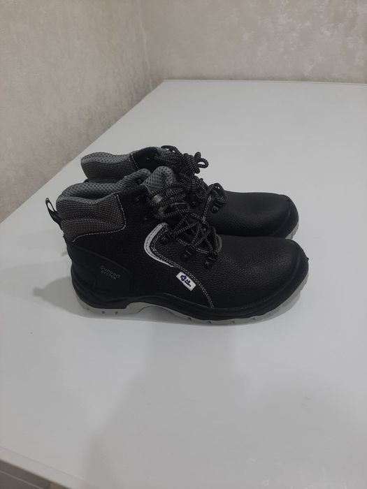 Продаю спец ботинки зимний