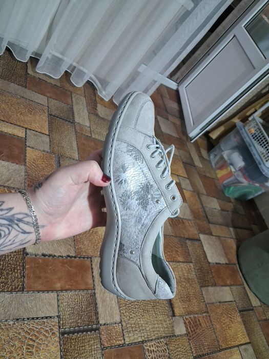 Продавец обувь 39,40 размера