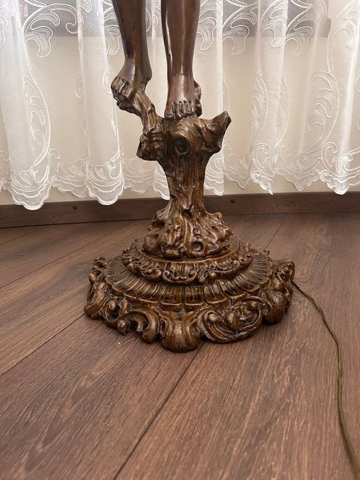 Lampadar sculptat din lemn