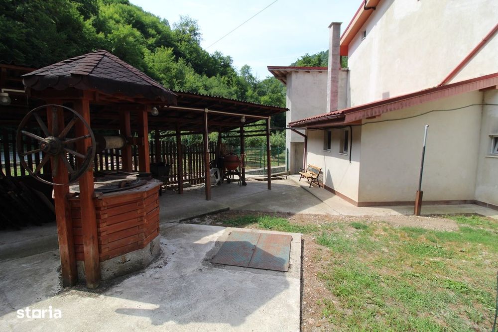 Vând casă P+E+M în Govăjdia, la 14km de Hunedoara, teren 1100mp, garaj