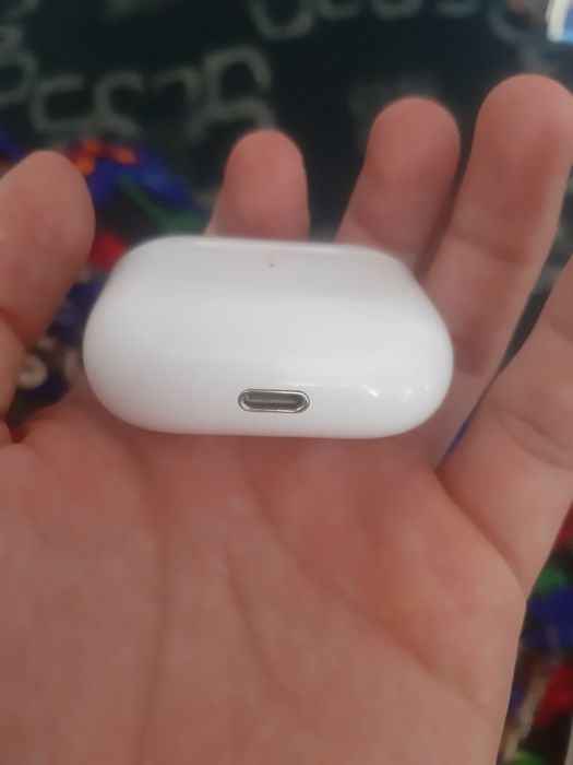 Airpods sotiladi juda zo‘r ishlashi zaryadi yaxshi