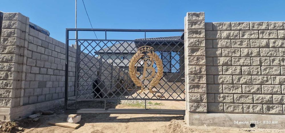 Стильные откатные ворота с калиткой