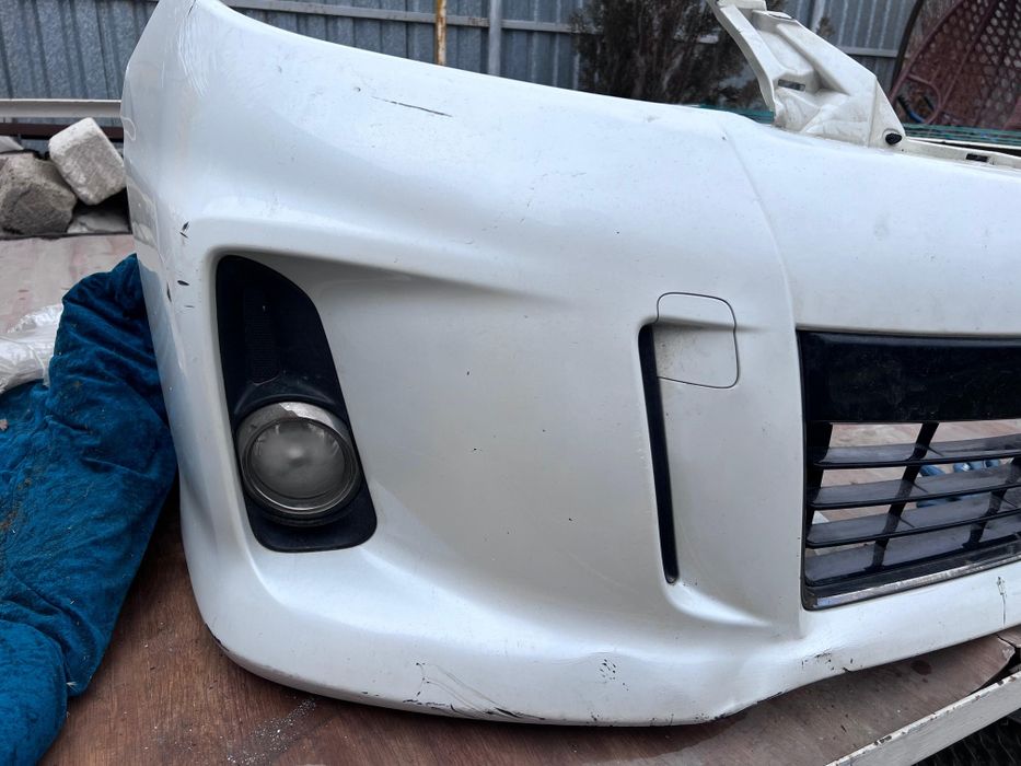 Продаю передний бампер Toyota Estima