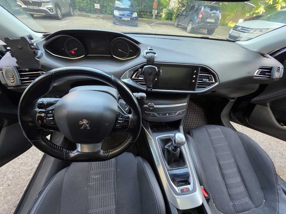Masina Peugeot 308 Pure Tech 1.2 Benzina