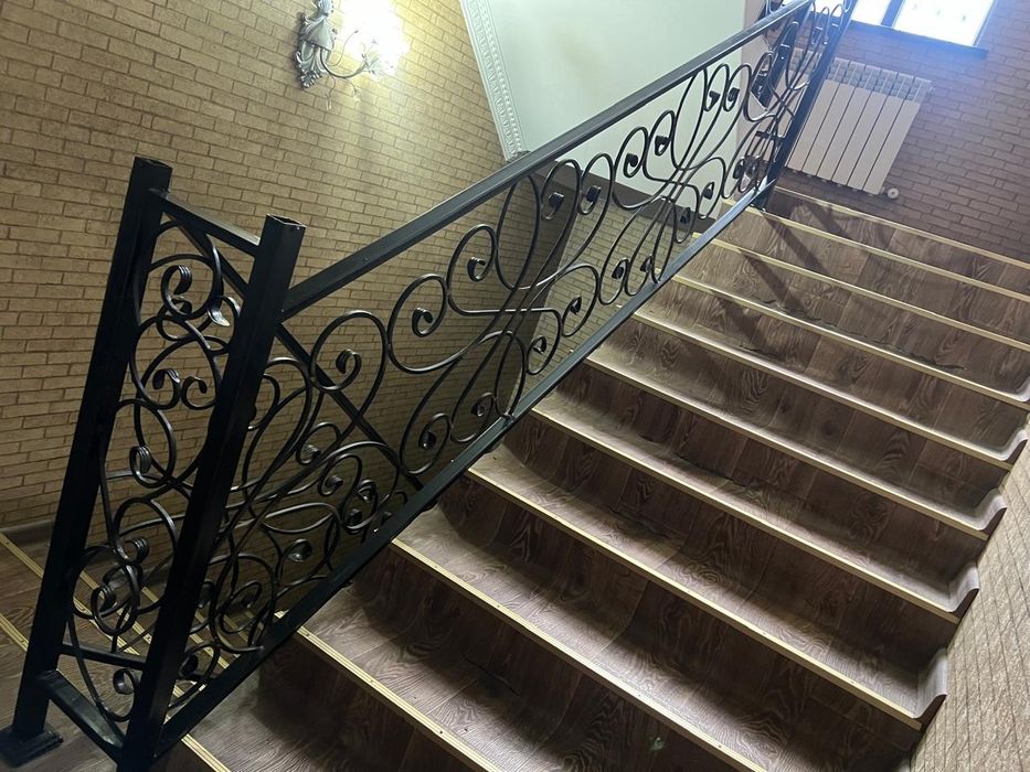 Продаётся лестница с коваными перилами