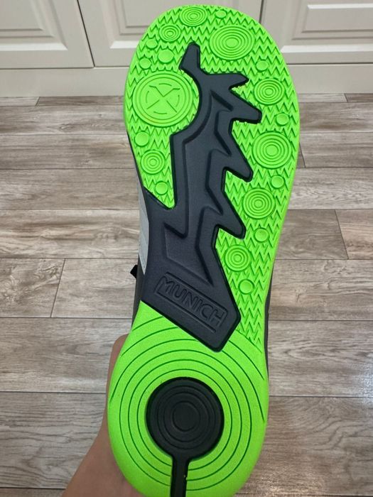 Продам кроссовки