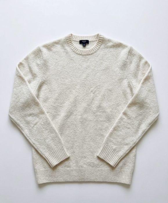 Белый свитер стильный