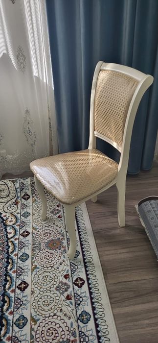 Гостинный стол и стулья