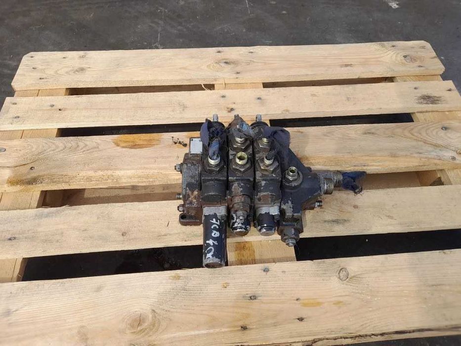 Distribuitor fata JCB 25/209900 / JC120064 buldoexcavator JCB 4CX