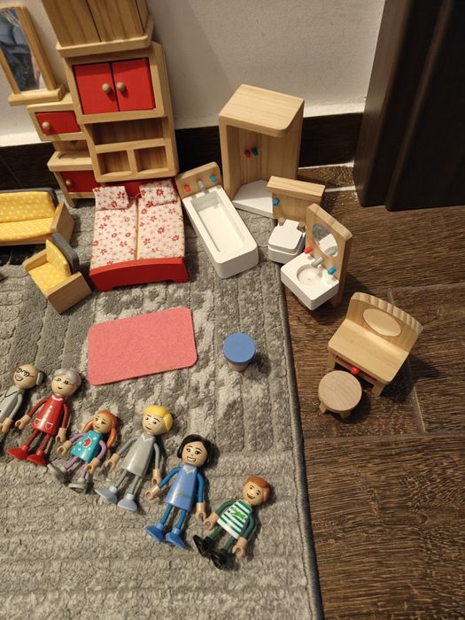 Vand casuta lemn papusi cu toate accesoriile si figurine