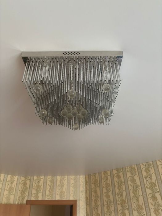 Продам люстры и гардины