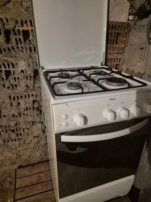 Vând aragaz cu 4 ochiuri și cuptor pe gaz