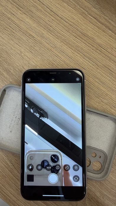 iPhone 11 в белым цвете