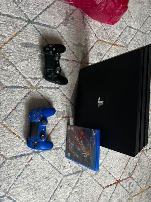PS4 Pro 1TB + 2 джойстика