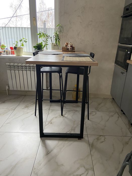 Продам барный стол и стулья (стулья икея )