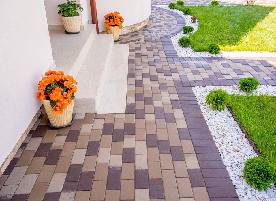 Amenajare curții cu pavaj și gazon rulou sport