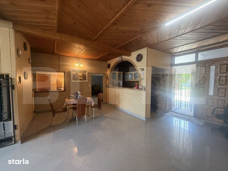 Casa spatioasa, 294 mp, 1.692 mp teren, garaj, terasa si gradina – V