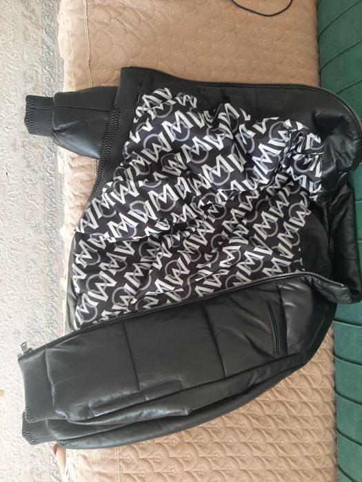 Продам кожаную куртку moncler