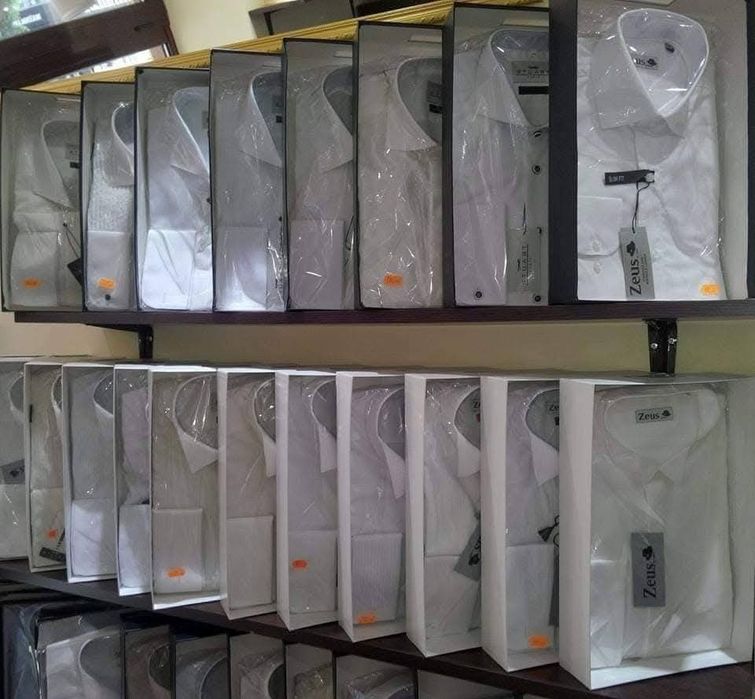 Vând un stoc en-gross de costume bărbați