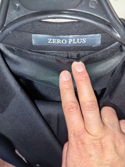 Продается черный костюм