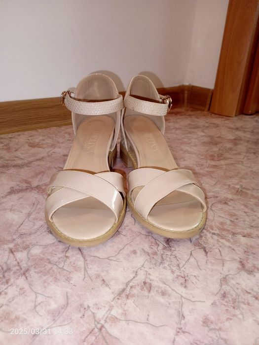 Сандалии женская