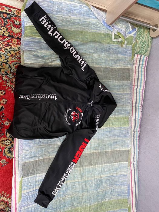 Продам спортивный костюм