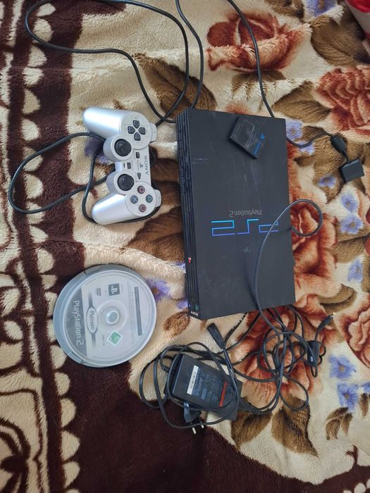 Vand playstation 2 cu 2 carduri memorie, 2 manete si cu jocuri