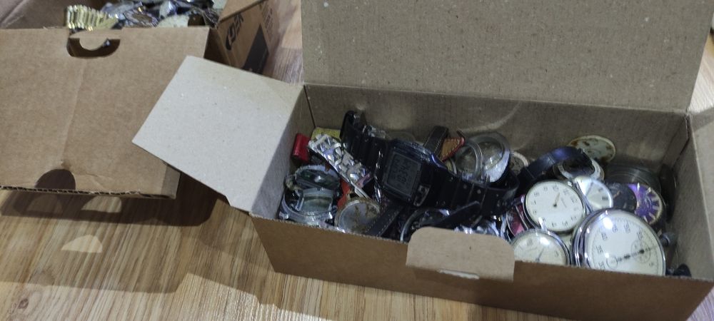 Часовые запчасти три коробки