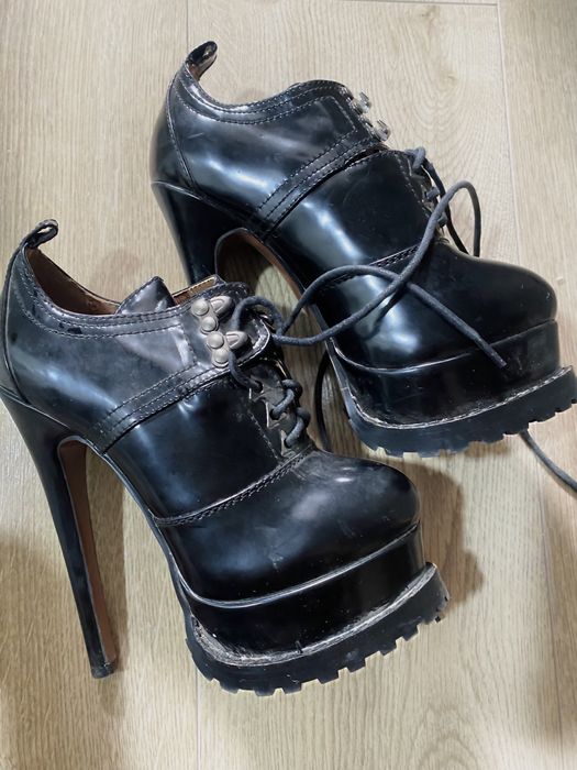 Аяк киимдер сатылады