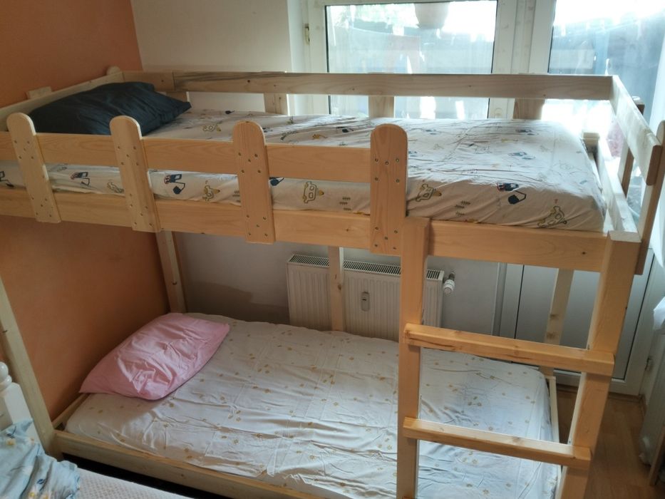 Mobilier Montessori din lemn masiv la comandă – Paturi, Turnuri de Învățăre și Organizatoare