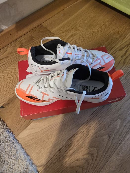 Pantof sport fotbal pe teren sintetic