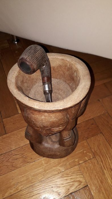 Fotoliu elegant si suport,scrumiera din lemn sculptat