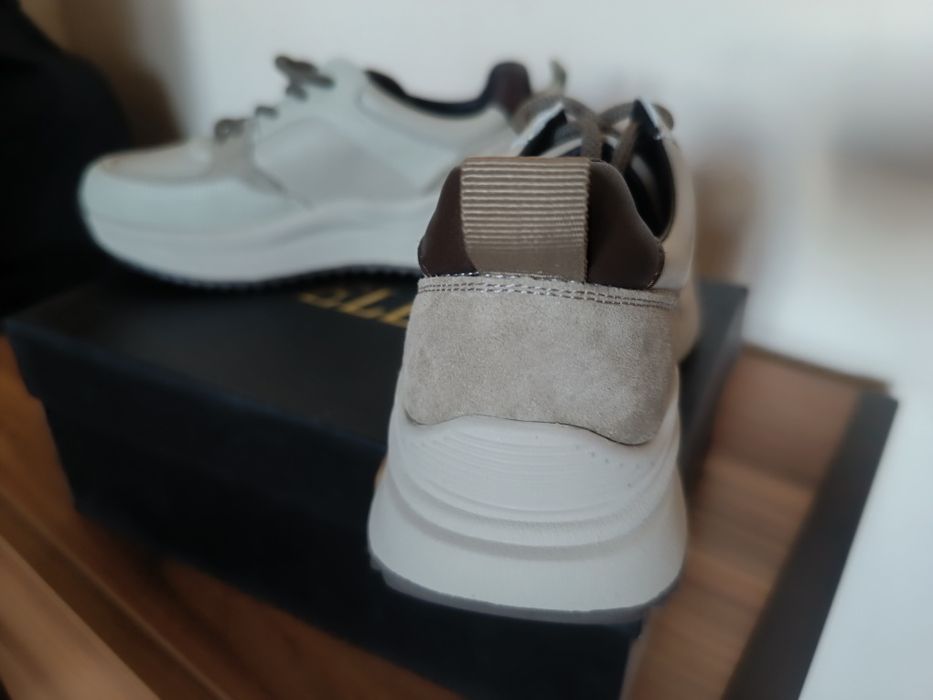 Новые кожаные кроссовки на девочку