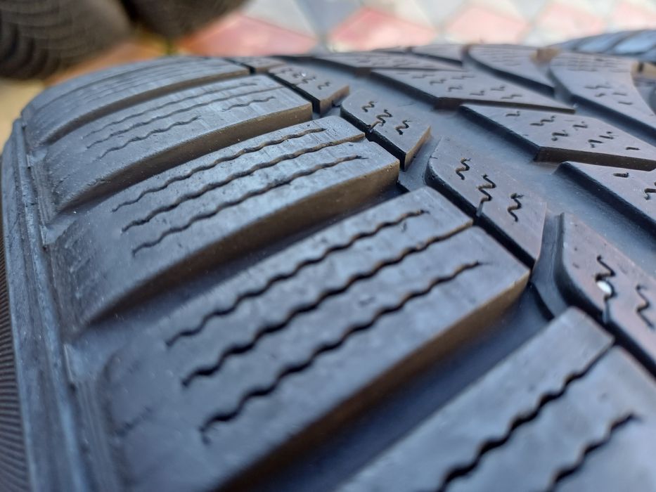 Vând 2 anvelope de iarna 245 45 r19 KUMHO foarte bune din 2023
