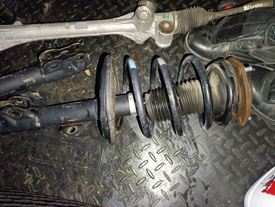 На Камри 50 амортизатор в сборе