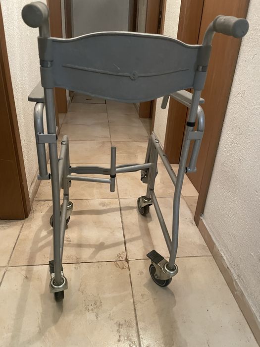 Инвалиден стол/ проходилка