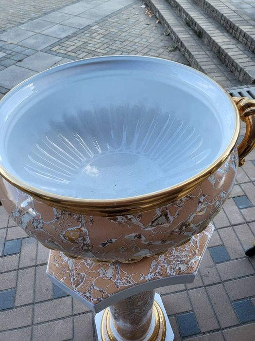 Красива колона с ваза