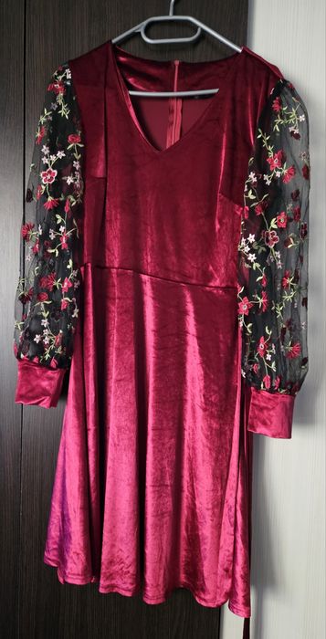 Rochie catifea roșie cu mâneci brodate