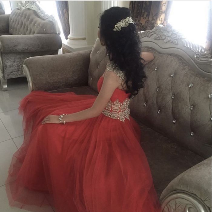 Красное вечернее платье