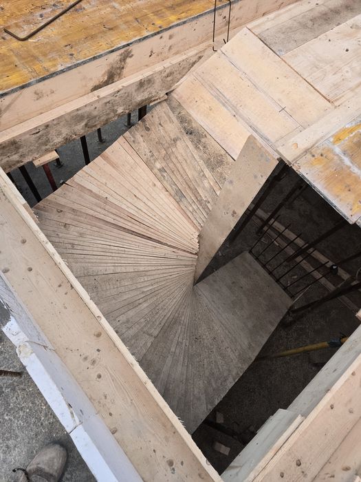 Construcții case la rosu și finisaje