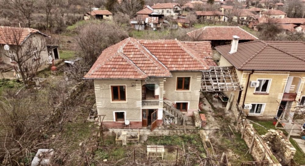 Продавам къща на два етажа в с. Слатина обл. Ловеч