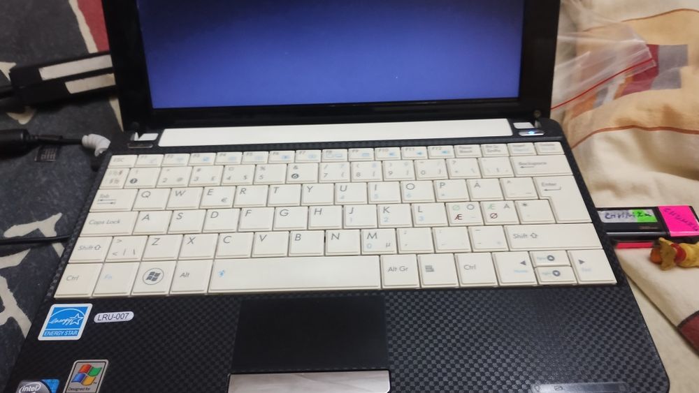 Малък лаптоп"АСУС" в отлично състояние,с вградена камера.