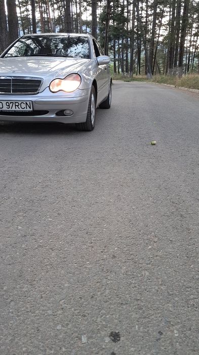 Vând Mercedes C200