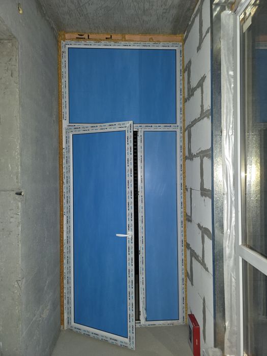 Проем стеклопакет с дверью