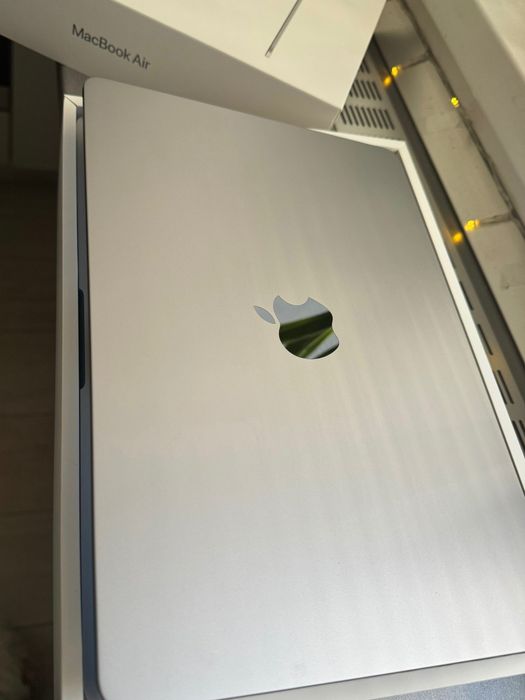 MacBook Air M3 13” – CA NOU, BATERIE 100%, GARANȚIE