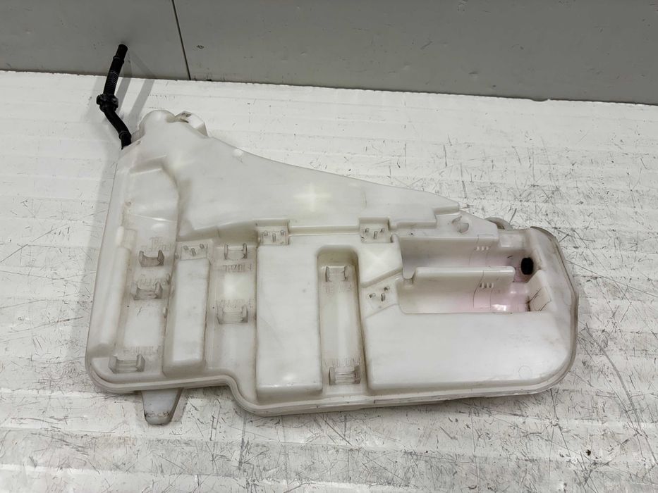 Казанче течност чистачки БМВ Ф07 Ф10 Ф11 Ф06 Ф12 Ф01 Ф02